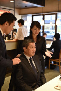 出張研修の夜に部長を籠絡する淫らな肉宴