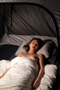 ソロキャンパー美女を手助け装い強姦輪姦する野獣集団