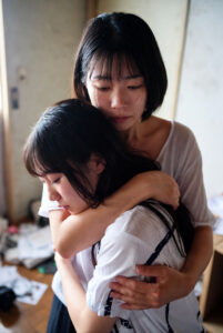 貧乏親子の前で強要した卑猥な口唇奉仕