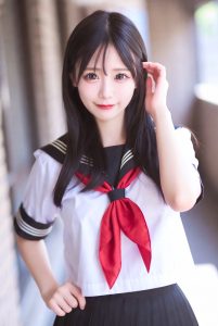 汗だくの非常階段で透け制服少女を壁に押し付け激しく貪る