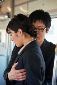混雑電車で出会ったデザイナーとの甘いストレス解消夜